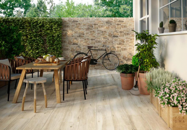 Teras dengan dek kayu dan meja batu tradisional